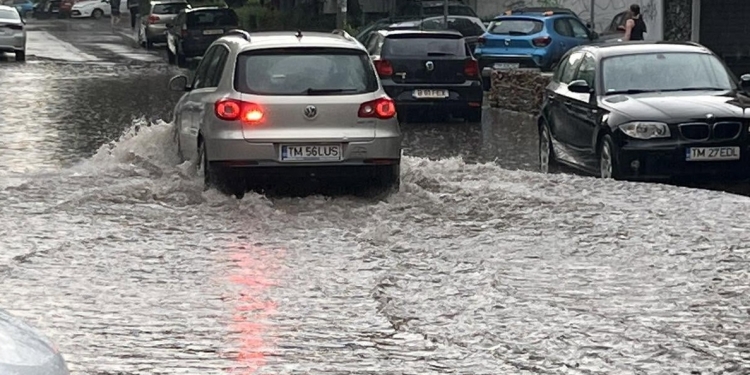 Pompierii din Timiş, misiuni pentru evacuarea apei ca urmare a alertei de ploi torenţiale