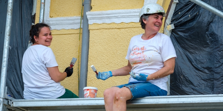 Peste 400 de voluntari vor zugrăvi 30 de case într-un sat din Timiș! Începe Color the Village