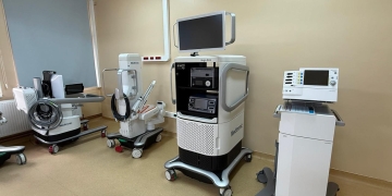 Prima intervenție cu unul dintre cele mai performante sisteme robotice chirurgicale din lume, realizată la Maternitatea Odobescu FOTO