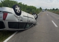 O mașină a izbit violent o căruță pe un drum din Timiș! Un cal a murit