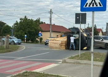 Cu roțile-n sus, într-unul dintre sensurile giratorii buclucașe din Moșnița Nouă