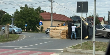 Cu roțile-n sus, într-unul dintre sensurile giratorii buclucașe din Moșnița Nouă