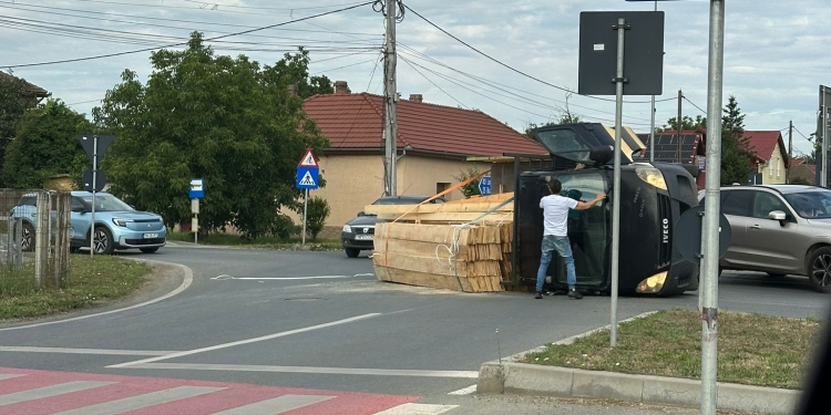 Cu roțile-n sus, într-unul dintre sensurile giratorii buclucașe din Moșnița Nouă