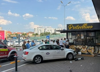Mașină scăpată de sub control într-o parcare din Timișoara. 3 pietoni au fost răniți