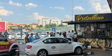 Mașină scăpată de sub control într-o parcare din Timișoara. 3 pietoni au fost răniți
