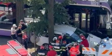 Șofer încarcerat după un accident între un tramvai și un autoturism, în Timișoara
