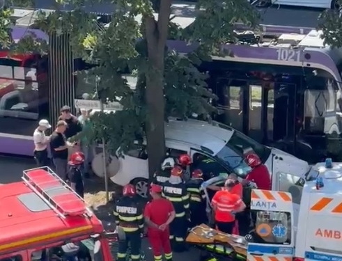 Șofer încarcerat după un accident între un tramvai și un autoturism, în Timișoara