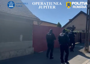 Sute de kilograme de deșeuri găsite în curtea unui bărbat din Timișoara care recondiționa mașini ilegal