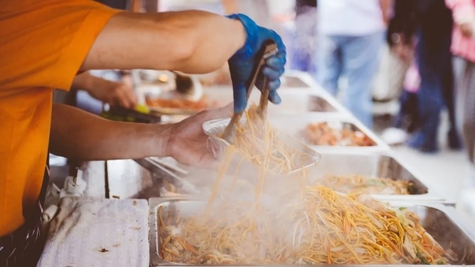 „Food Festival” în Piața 700, organizat de Piețe S.A. Comercianții sunt invitați să se înscrie
