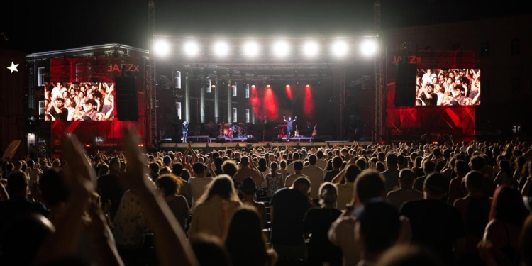 JAZZx 2026 începe săptămâna viitoare. Concerte Free Nationals, Samara Joy, Asaf Avidan și noul val al jazzului internațional. 5 zile de muzică, 4 scene și acces gratuit în inima Timișoarei
