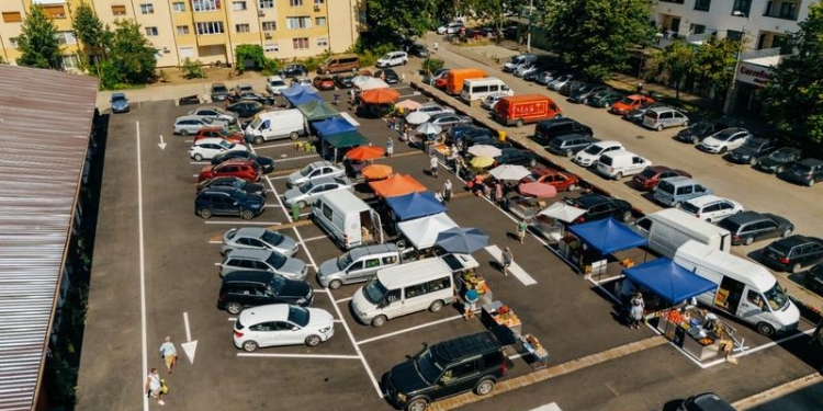 Piața din Lipovei se reorganizează: piață volantă în weekend, parcare în timpul săptămânii