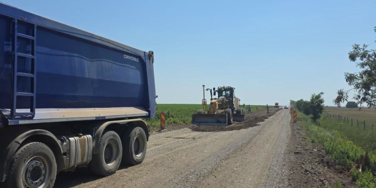 Au avansat lucrările pe DN 59B Livezile – Deta şi Livezile – Cruceni FOTO