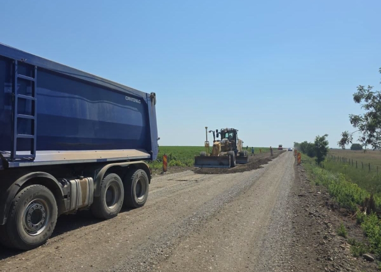 Au avansat lucrările pe DN 59B Livezile – Deta şi Livezile – Cruceni FOTO