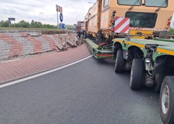 Atenţie, şoferi! Un sens de pe centura de sud a Timişoarei, blocat de un transport agabaritic