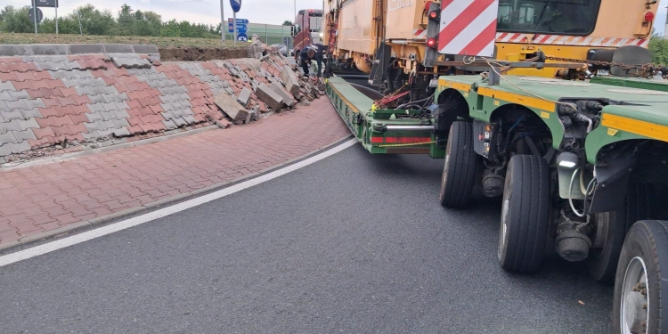 Atenţie, şoferi! Un sens de pe centura de sud a Timişoarei, blocat de un transport agabaritic