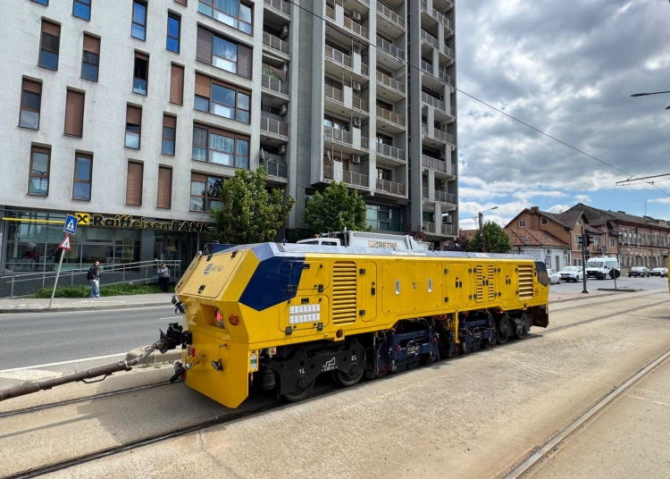 Echipament special pentru frezarea liniilor de tramvai din Timişoara! Se vor reduce vibraţiile şi zgomotul FOTO