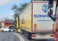 Accident între un tir şi o maşină, la Coşava! Două persoane au fost rănite