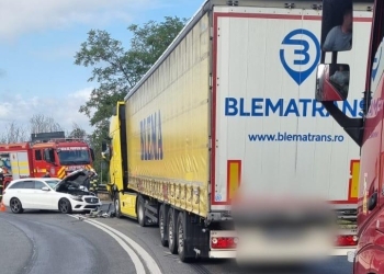 Accident între un tir şi o maşină, la Coşava! Două persoane au fost rănite