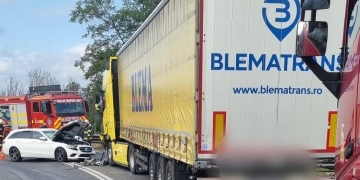 Accident între un tir şi o maşină, la Coşava! Două persoane au fost rănite