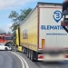 Accident între un tir şi o maşină, la Coşava! Două persoane au fost rănite