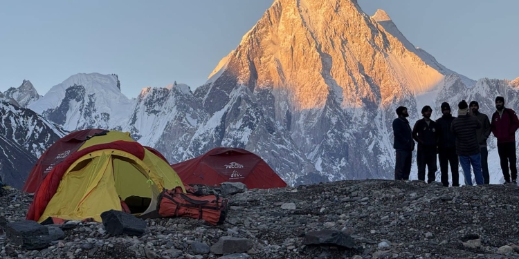 Horia Colibăşanu nu a reuşit să urce pe vârful Gasherbrum II şi revine în ţară FOTO