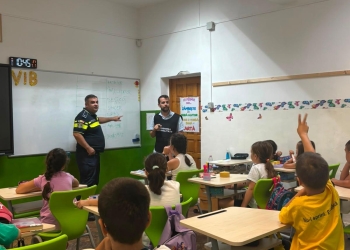 „Când martorul vorbește, bullyingul tace!”. Campania polițiștilor timișeni continua intensiv în taberele și centrele de vară