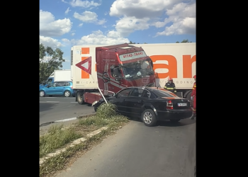 O maşină şi un tir s-au ciocnit la Şag! Două persoane rănite