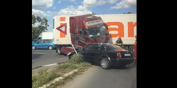 O maşină şi un tir s-au ciocnit la Şag! Două persoane rănite