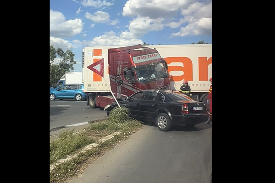 O maşină şi un tir s-au ciocnit la Şag! Două persoane rănite