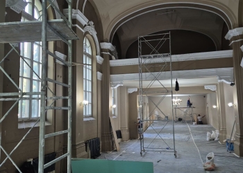 Investiții noi la Colegiul Național Bănățean din Timișoara: sală festivă modernizată și teren de sport cu gazon sintetic