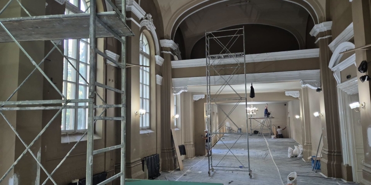 Investiții noi la Colegiul Național Bănățean din Timișoara: sală festivă modernizată și teren de sport cu gazon sintetic