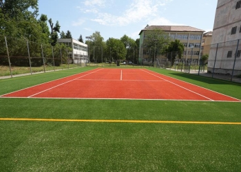 Mai multe spații pentru mișcare. Primăria Timișoara modernizează curțile și terenurile de sport din școli