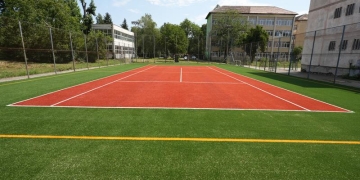 Mai multe spații pentru mișcare. Primăria Timișoara modernizează curțile și terenurile de sport din școli