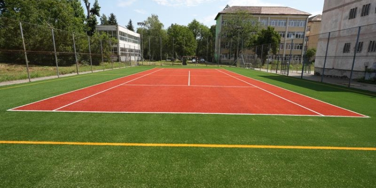 Mai multe spații pentru mișcare. Primăria Timișoara modernizează curțile și terenurile de sport din școli