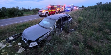 Impact între o maşină şi un tir pe un drum din Timiş! Un bărbat a ajuns la spital