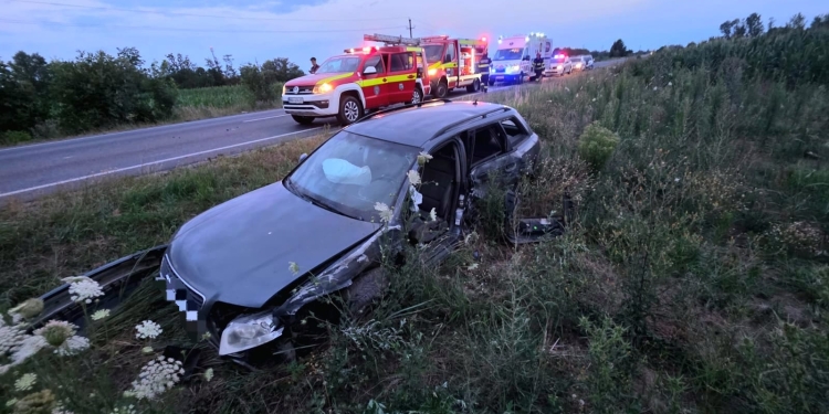 Impact între o maşină şi un tir pe un drum din Timiş! Un bărbat a ajuns la spital