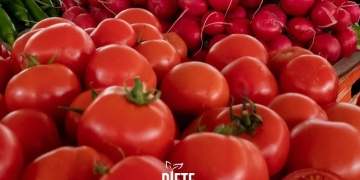 Produsele de vară au umplut tarabele din piețele din Timișoara FOTO
