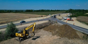 Lucrările la cele 2 sensuri giratorii de pe drumul Timișoara–Buziaș au ajuns la 25%