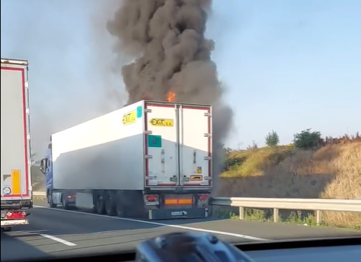 Incendiu la un tir pe autostrada A1, sensul de mers Arad – Timişoara! Trafic îngreunat
