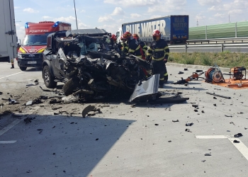 Şofer mort pe centura Timişoarei, după ce a intrat cu maşina într-un tir parcat