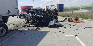 Şofer mort pe centura Timişoarei după ce a intrat cu maşina într-un tir parcat
