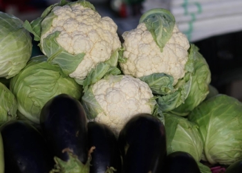 Legume şi fructe proaspete pentru mesele pregătite acasă, în pieţele din Timişoara FOTO