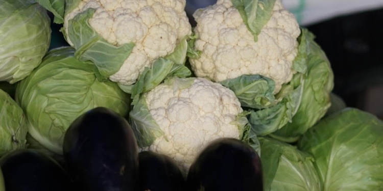 Legume şi fructe proaspete pentru mesele pregătite acasă, în pieţele din Timişoara FOTO