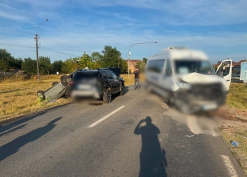 Accident grav pe un drum din Timiş! Bărbat mort după impactul dintre două maşini şi un microbuz