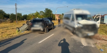 Accident grav pe un drum din Timiş! Un bărbat a murit după impactul dintre două maşini şi un microbuz