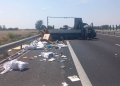 Trafic îngreunat pe autostrada Timişoara – Lugoj, din cauza unui camion care a lovit parapetul