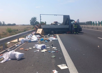 Trafic îngreunat pe autostrada Timişoara – Lugoj, din cauza unui camion care a lovit parapetul