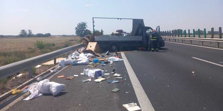 Trafic îngreunat pe autostrada Timişoara – Lugoj, din cauza unui camion care a lovit parapetul