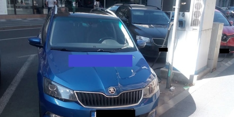 Sute de şoferi, amendaţi la Timişoara pentru că au parcat pe locurile pentru încărcarea maşinilor electrice FOTO