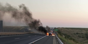 O maşină a luat foc pe autostrada A1, în apropiere de Timişoara